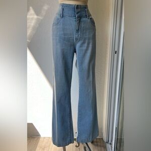 VINCE CAMUTO. Light blue flared jeans. Size 27.